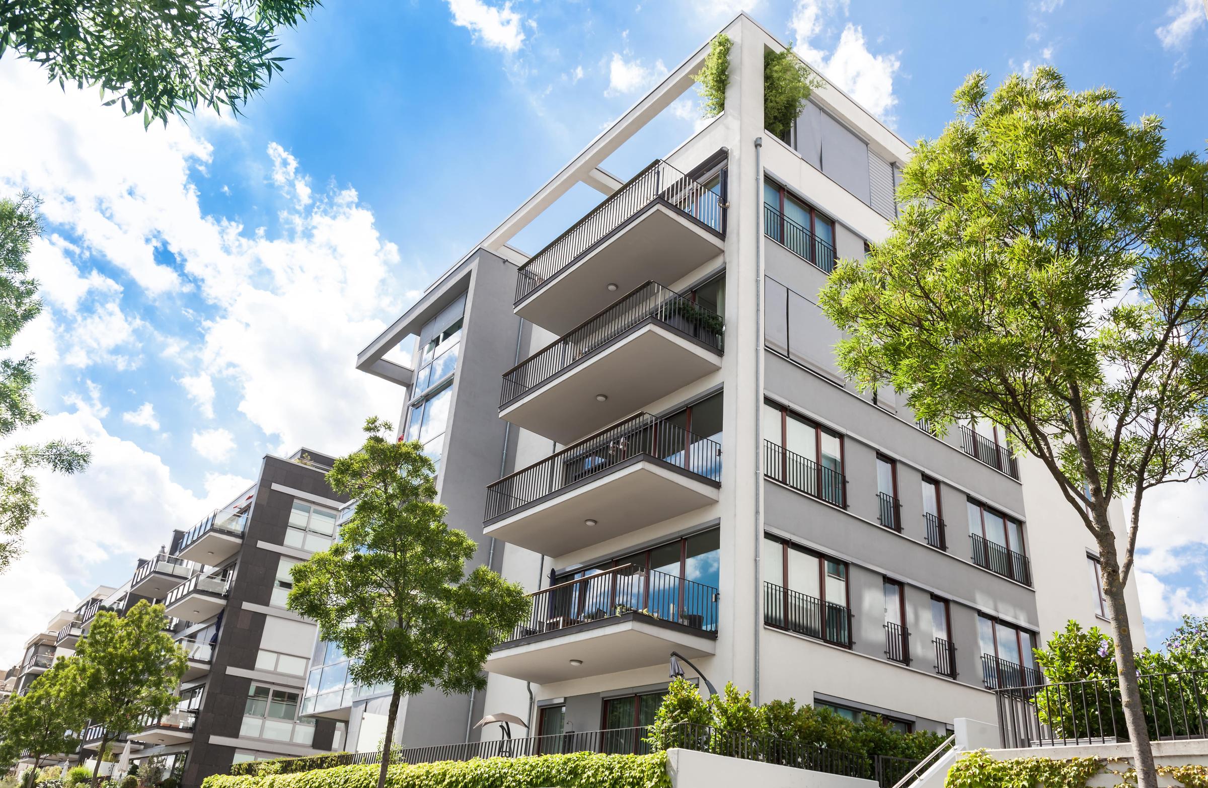 緑に囲まれたマンション外観